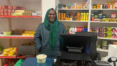 La senegalesa Aida, de 52 años, está al frente de este comercio internacional