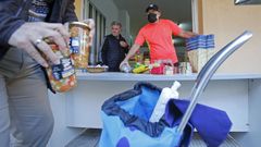 Reparto de comida en el banco de alimentos de Monte Porreiro