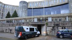 Veh�culos de la Guardia Civil y la Polic�a Nacional, entrando en los juzgados de Santiago