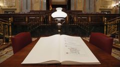 Un ejemplar de la Constituci�n de 1978 en el Congreso.