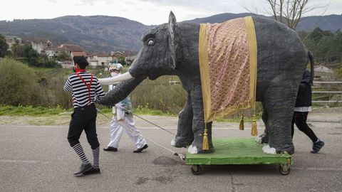 Cortegada despidi el entroido en la provincia.Ms de trescientas personas participaron en el desfile