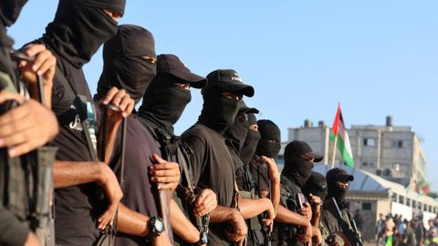 Militares palestinos hacen guardia en el proceso de intercambio de rehenes