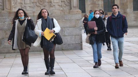 Primer da sin mascarillas en la calle en Santiago