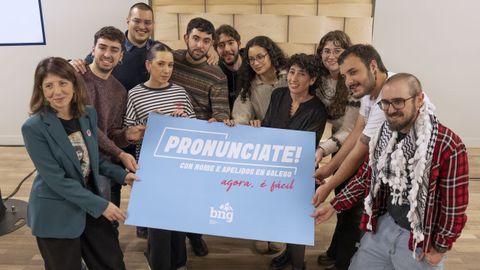 Membros do BNG e das xuventudes do partido, na presentacin da campaa, este venres en Santiago.