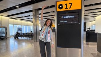 Rebeca Rubal, ayer en el aeropuerto, antes de volar desde Londres.