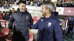 Gonza Fern�ndez (izquierda) y Rub�n Dom�nguez, salud�ndose antes del encuentro de Copa del Rey.