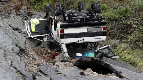 Estado en el que ha quedado el vehculo siniestrado  en Lloreo, concejo de Laviana, tras un desprendimiento de tierras, causando la muerte a un hombre de 62 aos que se encontraba en su interior