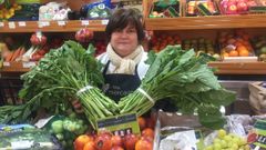 En el puesto Pan de Fruta, los grelos de Mondo�edo se pueden comprar a 2,40 euros la mada, en la que entra algo m�s de un kilo