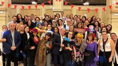 M�s de un centenar de compa�eros de la doctora Lucinda Encinar Arias, Cuca (en la primera fila, con un micr�fono azul delante) organizaron una fiesta de disfraces para celebrar su jubilaci�n 