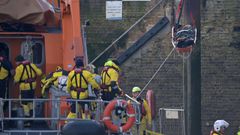 Traslado a tierra, en el puerto de Dover, de uno de los cuerpos rescatados en el mar