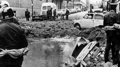 Imagen del socav�n que provoc� la bomba que acab� con la vida de Carrero Blanco en una calle de Madrid en 1973.