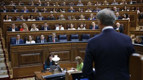 El presidente del Gobierno, Pedro Sánchez y la vicepresidenta primera, María José Montero, escuchan la intervención del presidente del PP, Alberto Núñez Feijoo, durante la sesión de control.