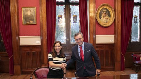 La alcaldesa, In�s Rey, y el presidente de Gadisa, Roberto Tojeiro, renovaron el acuerdo de colaboraci�n para el mantenimiento del programa de deporte solidario e inclusivo que promueve la Fundaci�n Emalcsa.