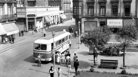 AGOSTU. Vista general de la calle Jovellanos y la plaza del Parchs hacia 1955