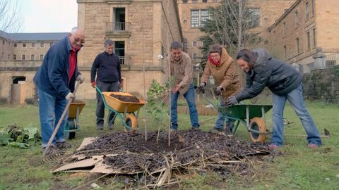 Vicente Garc�a, Rafa Echeverz, Xicu Xabel Gonz�lez, Ana Izarzugaza e Isabel Alonso, coordinadores y voluntarios del espacio permacultural de Laboral, preparan uno de los gremios del bosque comestible.Vicente Garc�a, Rafa Echeverz, Xicu Xabel Gonz�lez, Ana Izarzugaza e Isabel Alonso, coordinadores y voluntarios del espacio permacultural de Laboral, preparan uno de los gremios del bosque comestible