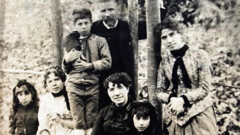 ltima foto que se tomou de Rosala de Castro, na que aparece en 1884 coa familia no xardn da Casa da Matanza.