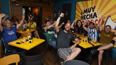 Celebrando la victoria y el ascenso del D�por en La Tortilla Maravilla