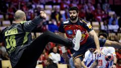 Imanol Garcianda, tirando a porter�a ante el guardameta franc�s, Charles Bolzinger.