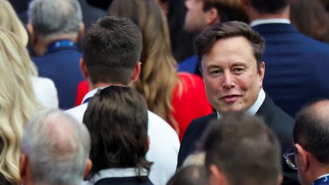 Elon Musk durante su llegada al homenaje.