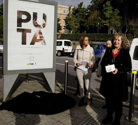 Las concejalas Carme Fouces y Mar�a Biempica, en la presentaci�n de  los carteles el pasado d�a 18. 