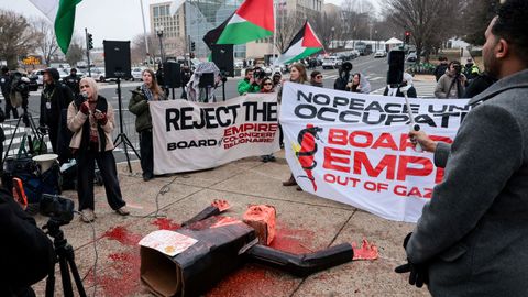 Manifestaci�n contra el Panel de Paz de Trump.