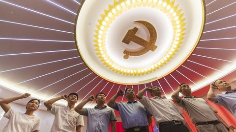 Militantes renuevan sus votos en el memorial del primer congreso nacional del PCCh, en Shangh�i.