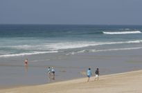 Algunos paseantes en la zona de la explanada de la playa Razo ayer por la tarde. 
