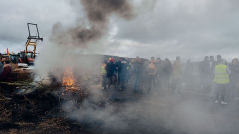 Los agricultores y ganadores hicieron hogueras con rulos de paja, ruedas y ramas de �rboles