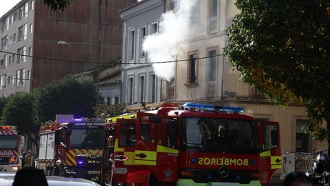 Los bomberos de Santiago, que solo contaban con cuatro efectivos en el parque, tuvieron que esperar a los refuerzos de Ordes y Bri�n