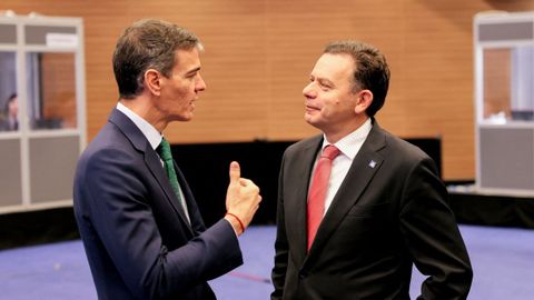 El presidente espa&ntilde;ol, Pedro S&aacute;nchez, y el primer ministro portugu&eacute;s, Lu&iacute;s Montenegro, charlan durante una cumbre europea celebrada en Chipre.