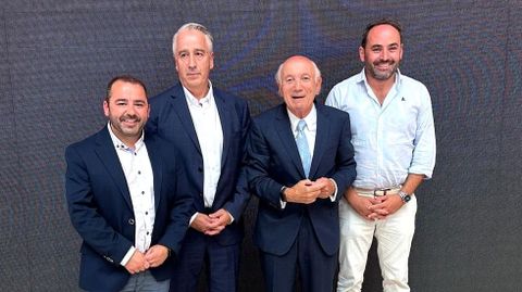 Diego Iglesias, presidente de Axober; Juan Cancela, Antonio Fontenla y Pablo Rodr�guez, gerente del pol�gono de Carballo. 