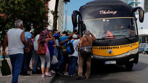 Las consecuencias de la crisis del di�sel ya se han comenzado a notar en la calle, con gente  en busca de transporte y autobuses urbanos desbordados