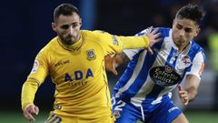 David Sim�n presiona a un rival en el Deportivo-Alcorc�n de la temporada pasada