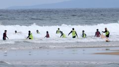 Surfistas en la playa de Balieiros, en Ribeira