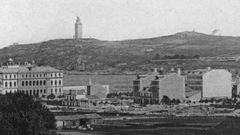 Vista de parte de la ciudad en el siglo XIX, con el inmueble del actual instituto Eusebio da Guarda (izquierda) en primer plano junto a otros edificios y, al fondo, la torre de H�rcules con su entorno todav�a sin edificar. 