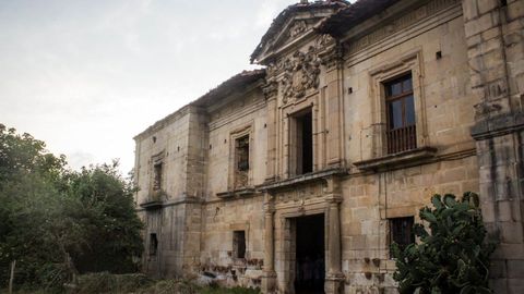 Vista de la entrada del Palacio de la Torre de Celles, en Siero