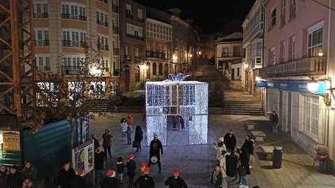 El montaje de luces de la plaza de Espaa es uno de los dos en los que se puede entrar en el centro de Monforte. El otro es el pino del cruce de la calle Cardenal