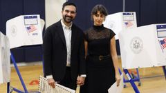 El candidato demcrata a la alcalda de Nueva York, Zohran Mamdani, junto a su mujer, Rama Duwaji, en su colegio electoral, en Astoria (Queens)