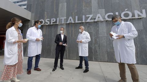 El director de la Fundaci�n Alimerka, Antonio Blanco, hizo entrega de las tarjetas solidarias al gerente del hospital HUCA, y del �rea IV, Luis Hevia, acompa�ado de otros responsables de diferentes �reas del hospital implicadas en la lucha contra el COVID-19