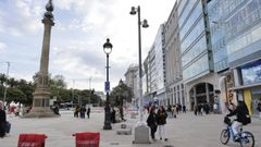 En el Obelisco se pueden ver las nuevas farolas, delante, y las antiguas