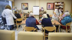Un grupo de usuarios, este lunes, en Caser Residencial Pontevedra, en Vilaboa