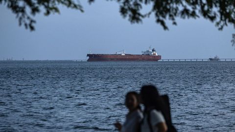 Un petrolero, fondeado frente a la costa de Maracaibo.