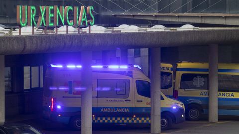 Imagen de archivo de una ambulancia en el servicio de urgencias del Clínico.