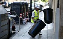 Reparto de cubos para la recogida de basura en la avenida de Galicia.