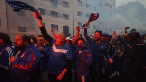Recibimiento al Real Oviedo antes del partido de playoff contra el Eibar