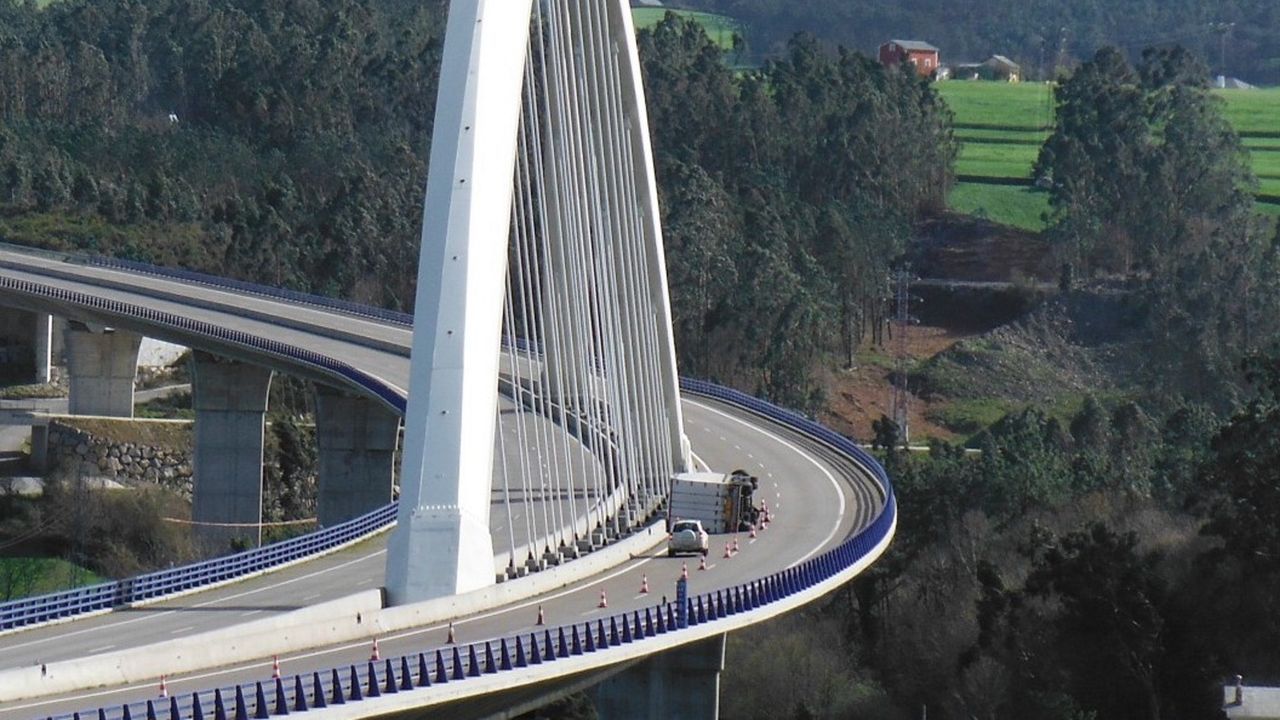 Vuelca debido al viento un camión en pleno viaducto de la Ría de Navia