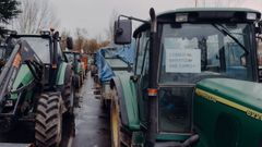 Tractores de la protesta de ganaderos y agricultores de A Limia estacionados en la Alameda do Toural de Xinzo.