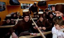 Simp�tica imagen del Carnaval del pasado a�o con j�venes disfrazados de botellines de cerveza.
