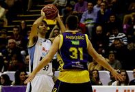 Alberto Corbacho y Andjusic, en un lance del partido de la primera vuelta en el Pisuerga.