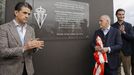 El presidente de LaLiga, Javier Tebas (d) y el presidente del Grupo Orlegi Sport, Alejandro Irarragorri, durante su visita a las nuevas instalaciones de la Escuela de F�tbol de Mareo, Gij�n